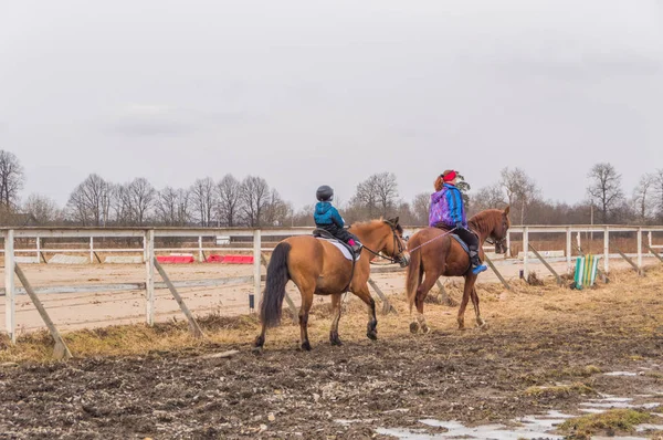 Rusland Leningrad Regio Nikolskoje Maart 2017 Stabiele Paardrijden Meisjes — Stockfoto