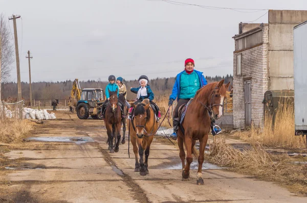 Rússia Região Leningrado Nikolskoye Março 2017 Cavalo Estável Equitação Meninas — Fotografia de Stock