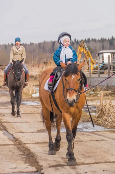Rússia Região Leningrado Nikolskoye Março 2017 Cavalo Estável Equitação Meninas — Fotografia de Stock
