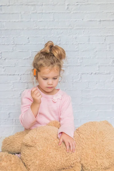 Niño Una Niña Hace Una Inyección Oso Juguete Jeringa Insulina — Foto de Stock