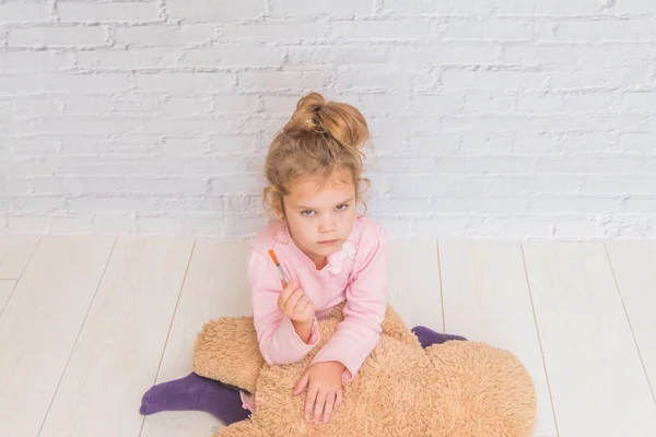 Niño Una Niña Hace Una Inyección Oso Juguete Jeringa Insulina — Foto de Stock