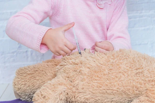 Ребёнок Девочка Делает Укол Игрушечному Медведю Шприцу Инсулином — стоковое фото