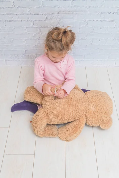 Niño Una Niña Hace Una Inyección Oso Juguete Jeringa Insulina — Foto de Stock