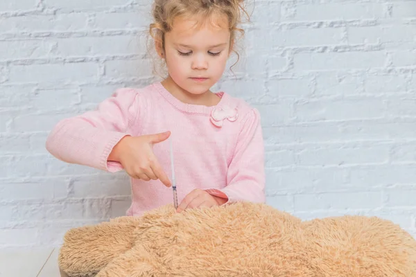 Niño Una Niña Hace Una Inyección Oso Juguete Jeringa Insulina — Foto de Stock