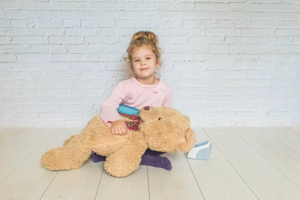 Девочка Играющая Доктора Измеряет Давление Медвежьей Игрушки — стоковое фото