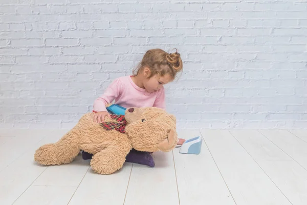 Niña Niño Jugando Médico Mide Presión Juguete Oso — Foto de Stock