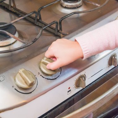 Kız, bir çocuk bir gaz sobası yetişkin yokluğu, zehirlenme, yangın, patlama riski içerir.