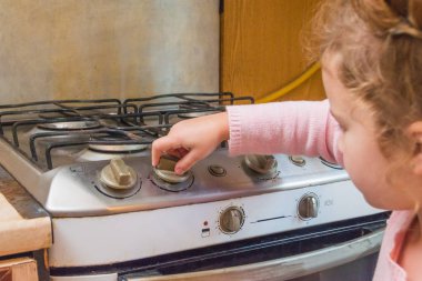 Kız, bir çocuk bir gaz sobası yetişkin yokluğu, zehirlenme, yangın, patlama riski içerir.