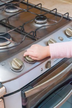 Kız, bir çocuk bir gaz sobası yetişkin yokluğu, zehirlenme, yangın, patlama riski içerir.