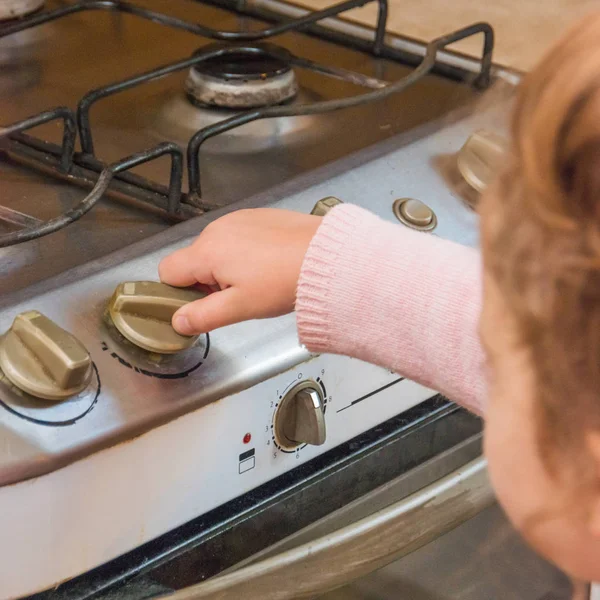 Girl Child Includes Gas Stove Absence Adults Risk Poisoning Fire — Stock Photo, Image