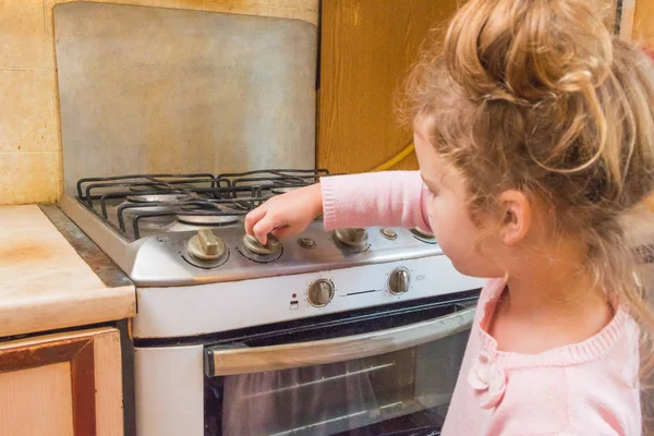 Girl Child Includes Gas Stove Absence Adults Risk Poisoning Fire — Stock Photo, Image