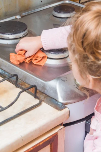 Das Mädchen Das Kind Wäscht Herd Zum Kochen Der Küche — Stockfoto