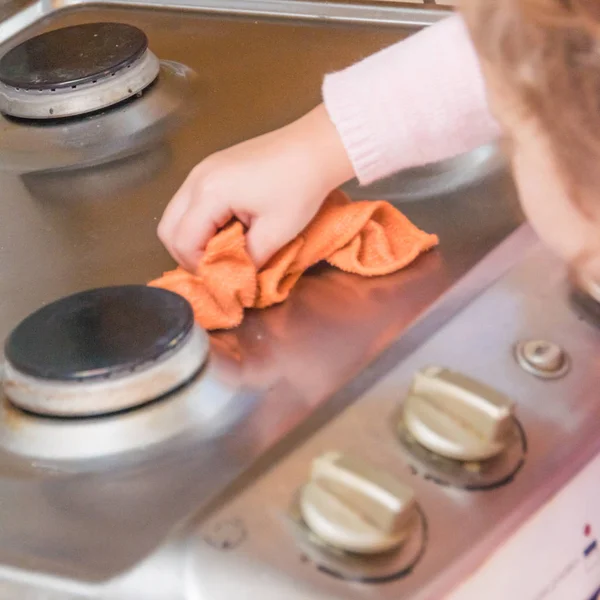 Het Meisje Kind Wast Kachel Voor Het Koken Keuken — Stockfoto