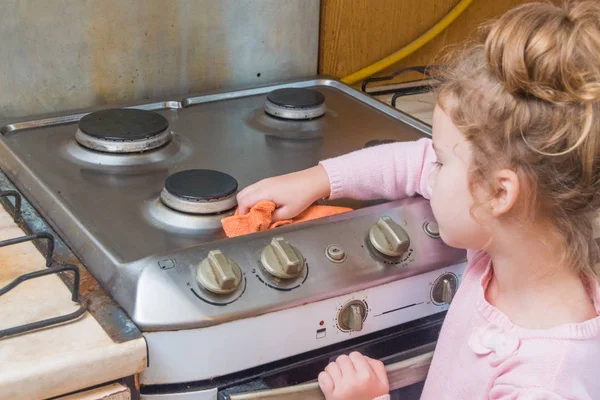 Dziewczyna Dziecko Myje Kuchenka Gotowania Kuchni — Zdjęcie stockowe