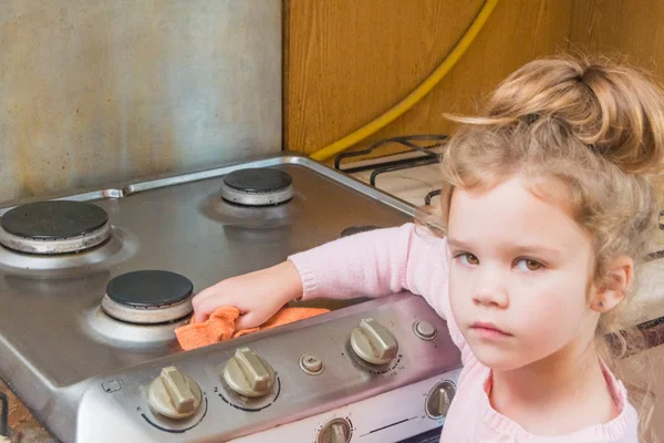 Het Meisje Kind Wast Kachel Voor Het Koken Keuken — Stockfoto