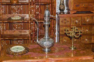 ahşap masa metal kabı