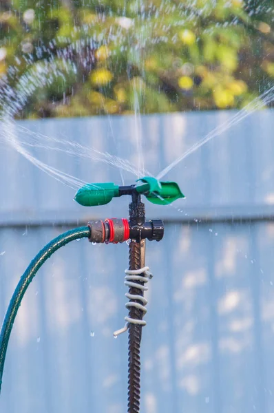 花园中水滴自动浇水系统 — 图库照片