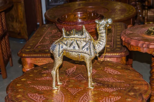 Wooden Table Metal Statue Camel — Stock Photo, Image