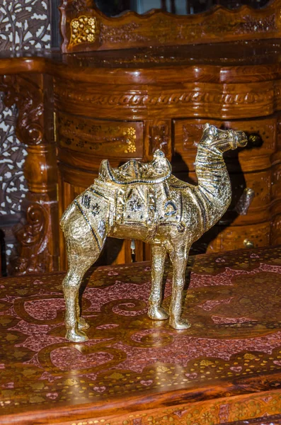 Wooden Table Metal Statue Camel — Stock Photo, Image