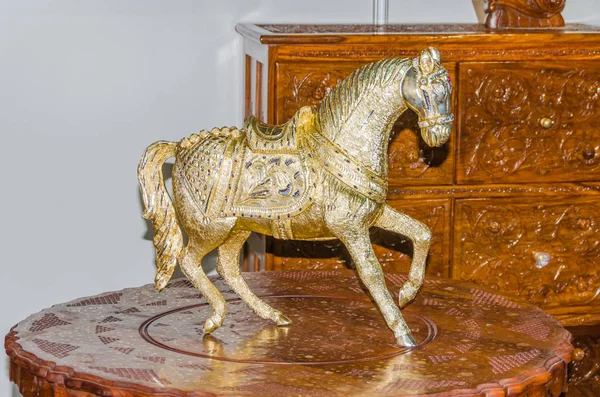 Wooden Table Metal Statue Horse — Stock Photo, Image