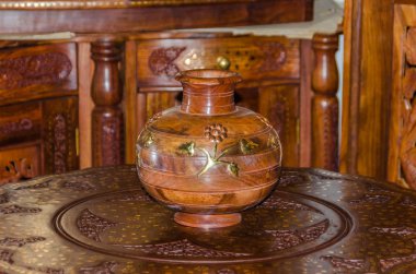 ahşap masa yuvarlak kulplu testi