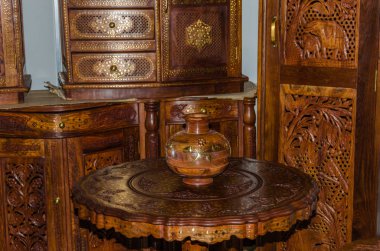 ahşap masa yuvarlak kulplu testi