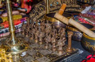 metal eski savaşçılar şeklinde rakamları ile ahşap bir satranç tahtası