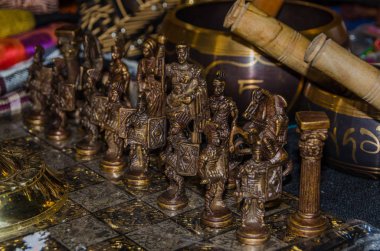 metal eski savaşçılar şeklinde rakamları ile ahşap bir satranç tahtası