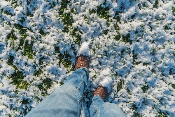 Homem Botas Marrons Andando Neve Campo Com Grama — Fotografia de Stock