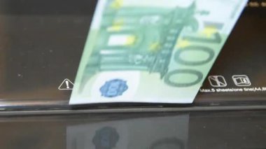 Bir kağıt öğütücü ile Euro para yok
