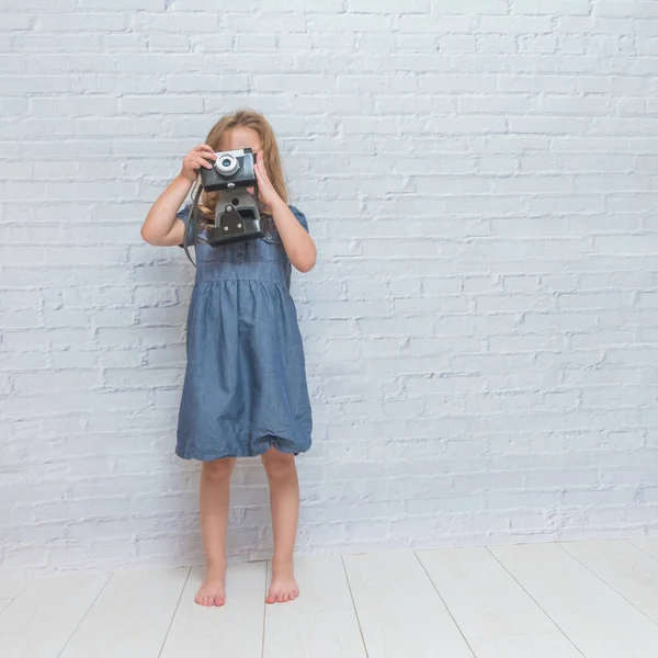 Chica Niño Con Cámara Vintage Sobre Fondo Pared Ladrillo Blanco — Foto de Stock