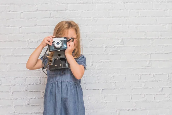 Menina Criança Com Câmera Vintage Fundo Parede Tijolo Branco — Fotografia de Stock