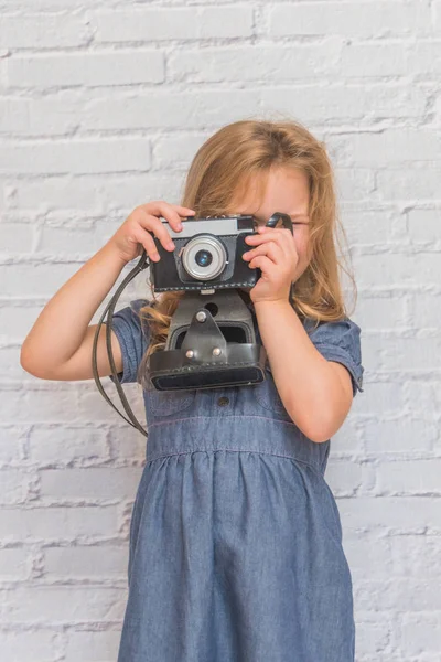 Menina Criança Com Câmera Vintage Fundo Parede Tijolo Branco — Fotografia de Stock