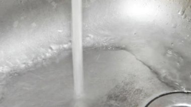 sızıntıları ve damlar eski bir lavabo