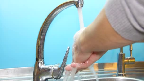 Mans Hand Tvättar Händerna Och Häller Vatten Ett Glas — Stockvideo