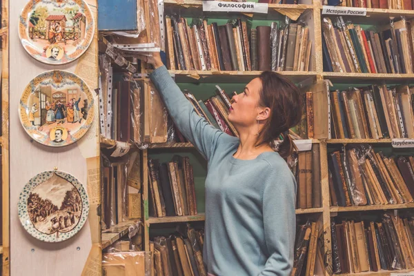 Russia San Pietroburgo Novembre 2018 Una Ragazza Biblioteca Tira Fuori — Foto Stock