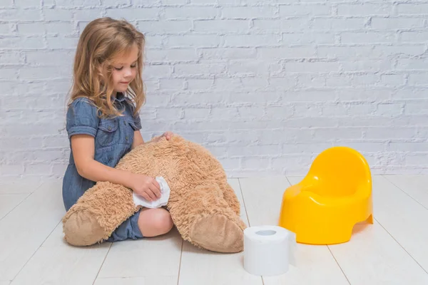 Una Contra Fondo Una Pared Ladrillo Blanco Chica Sienta Orinal — Foto de Stock