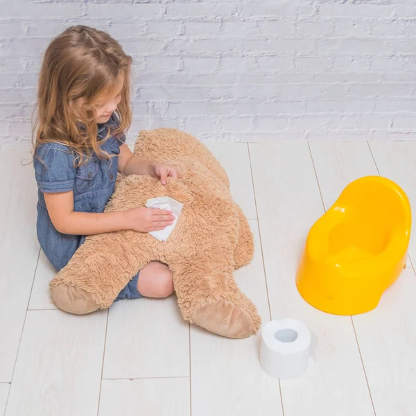 Una Contra Fondo Una Pared Ladrillo Blanco Chica Sienta Orinal — Foto de Stock