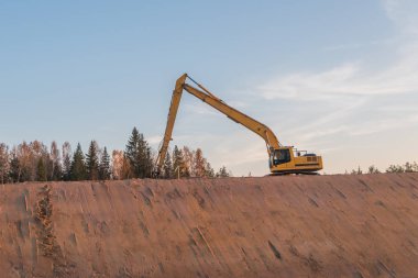 yol, bir ekskavatör kum bir dağda