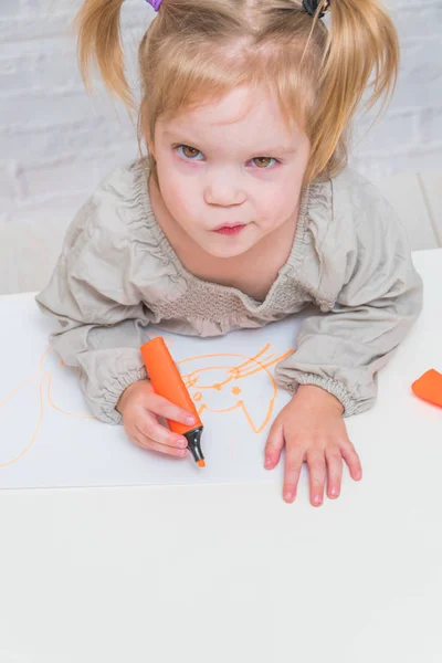 Kind Een Meisje Tabel Schrijft Geïnspireerd Een Stuk Papier Tegen — Stockfoto