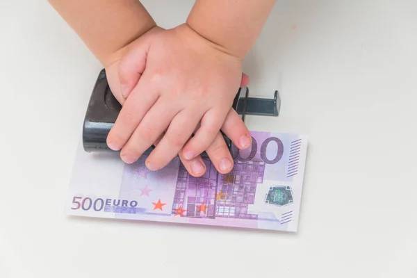 Nära Hand Pressar Hålet Där Räkningen Investerade Fem Hundra Euro — Stockfoto