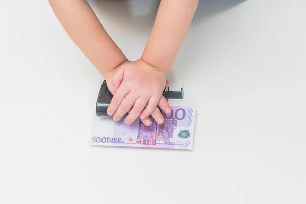 Nära Hand Pressar Hålet Där Räkningen Investerade Fem Hundra Euro — Stockfoto