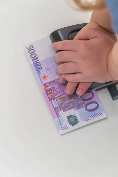 Nära Hand Pressar Hålet Där Räkningen Investerade Fem Hundra Euro — Stockfoto