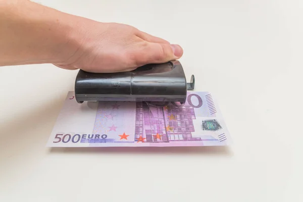 Zamknij Ręka Mężczyzny Naciśnie Otwór Którym Rachunek Jest Zainwestowanego Euro — Zdjęcie stockowe