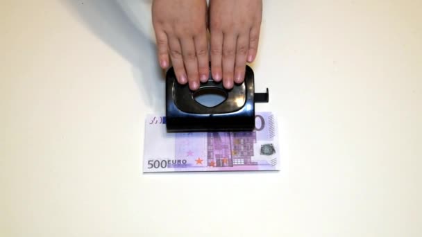 Close Mão Pressiona Buraco Que Conta Investido Quinhentos Euros Dinheiro — Vídeo de Stock