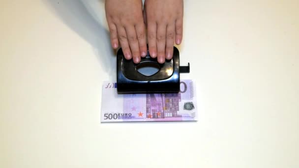 Slow Close Mão Pressiona Buraco Que Conta Investida Quinhentos Euros — Vídeo de Stock