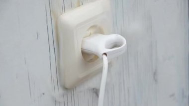 kısa devre duvar soket, duman, yangın oluştu