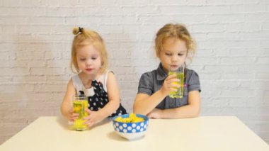 Kız, çocuk, çocuk, Bebek, patates cipsi yemek ve soda içme