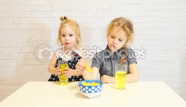 tease, alay, alay çocuk, çocuk, patates cipsi, hisse yemek bebek kız ve çeker el, dalga geçiyor gülüyor