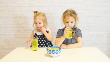 tease, alay, alay çocuk, çocuk, patates cipsi, hisse yemek bebek kız ve çeker el, dalga geçiyor gülüyor